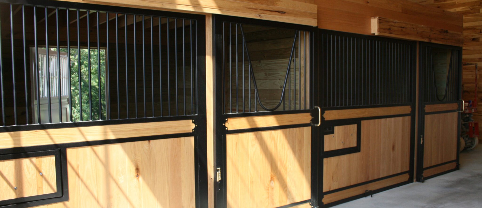 steel-frame-horse-barn-inside-1