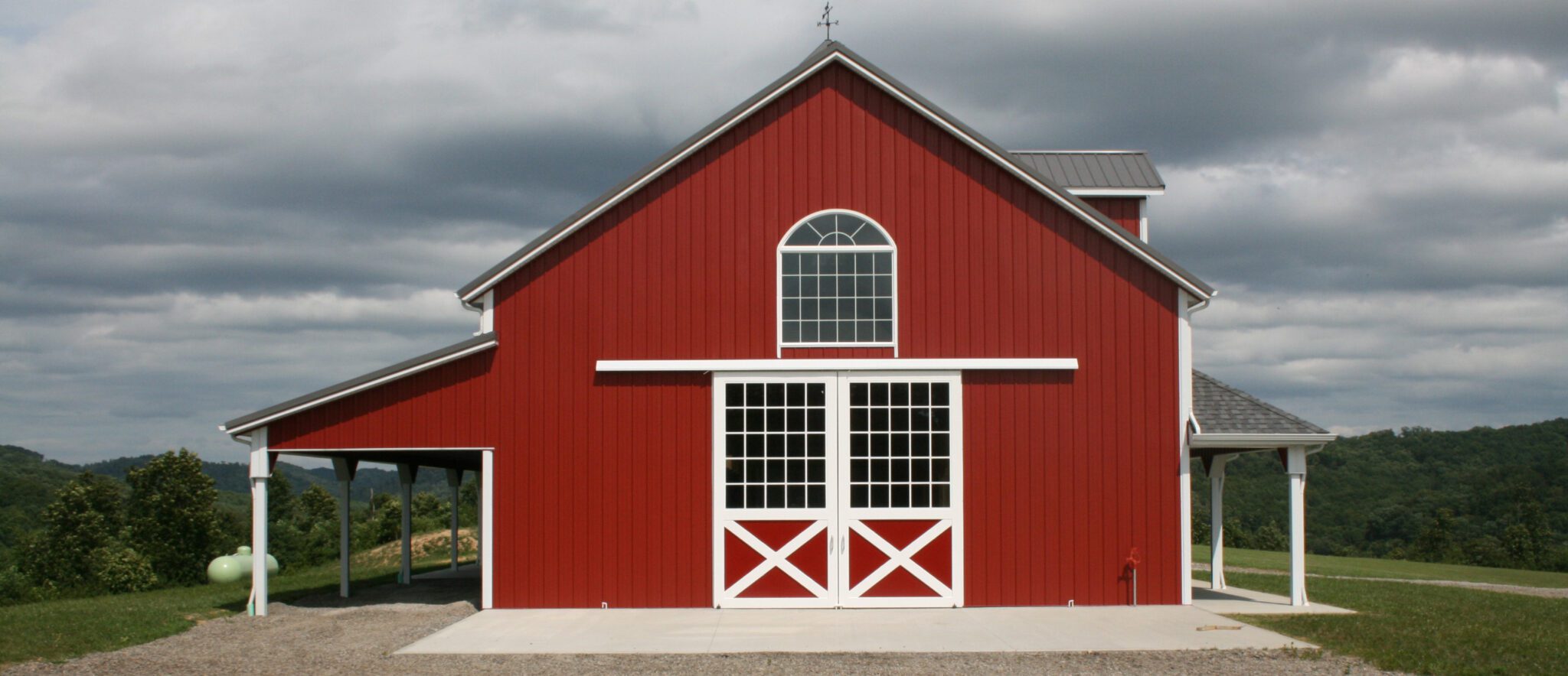 steel-frame-horse-barn-sideview